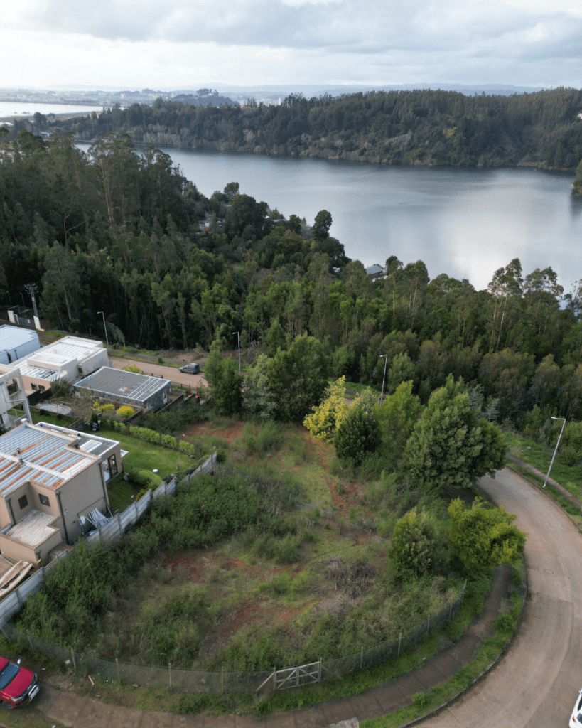 Mate Gestión Inmobiliaria tiene a la venta un hermoso terreno de 516 m², ubicado frente a la Laguna San Pedro. Se encuentra en un barrio tranquilo y seguro, rodeado de áreas verdes y una gran belleza natural. Además, está cerca de supermercados, sucursales bancarias, centros comerciales, cafeterías, restaurantes, colegios, entre otros. Valor de venta: 5.865 UF Comisión de corretaje: 2% + IVA sobre el valor de venta del terreno.